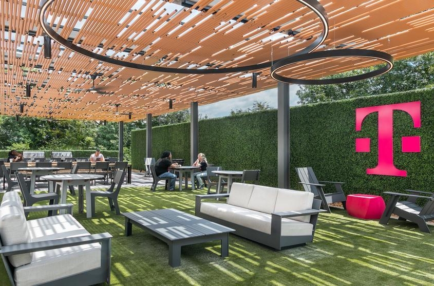 T-Mobile Corporate_Chattanooga_Exterior_Courtyard 1_by 161 Photography